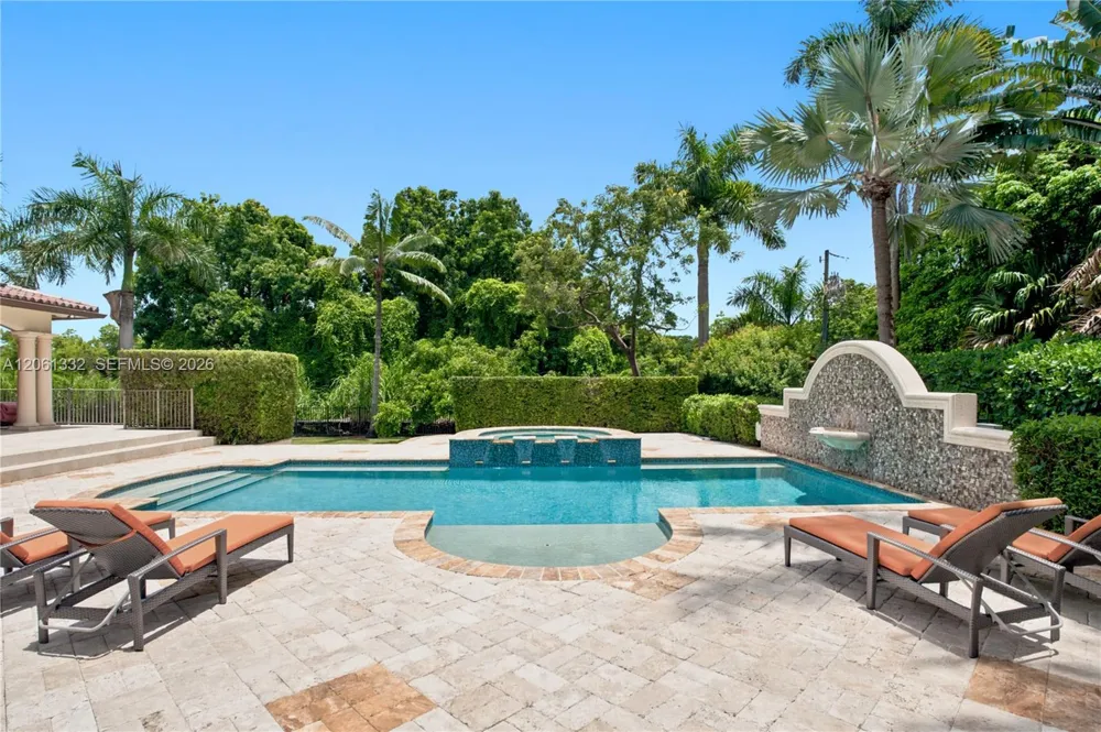 9501 Kerwood Ct Coral Gables, FL 33156