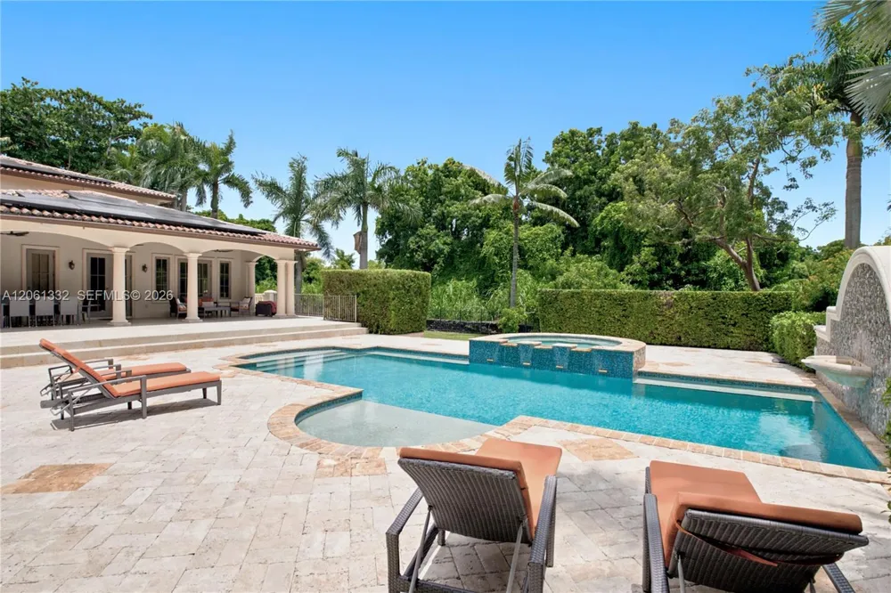 9501 Kerwood Ct Coral Gables, FL 33156