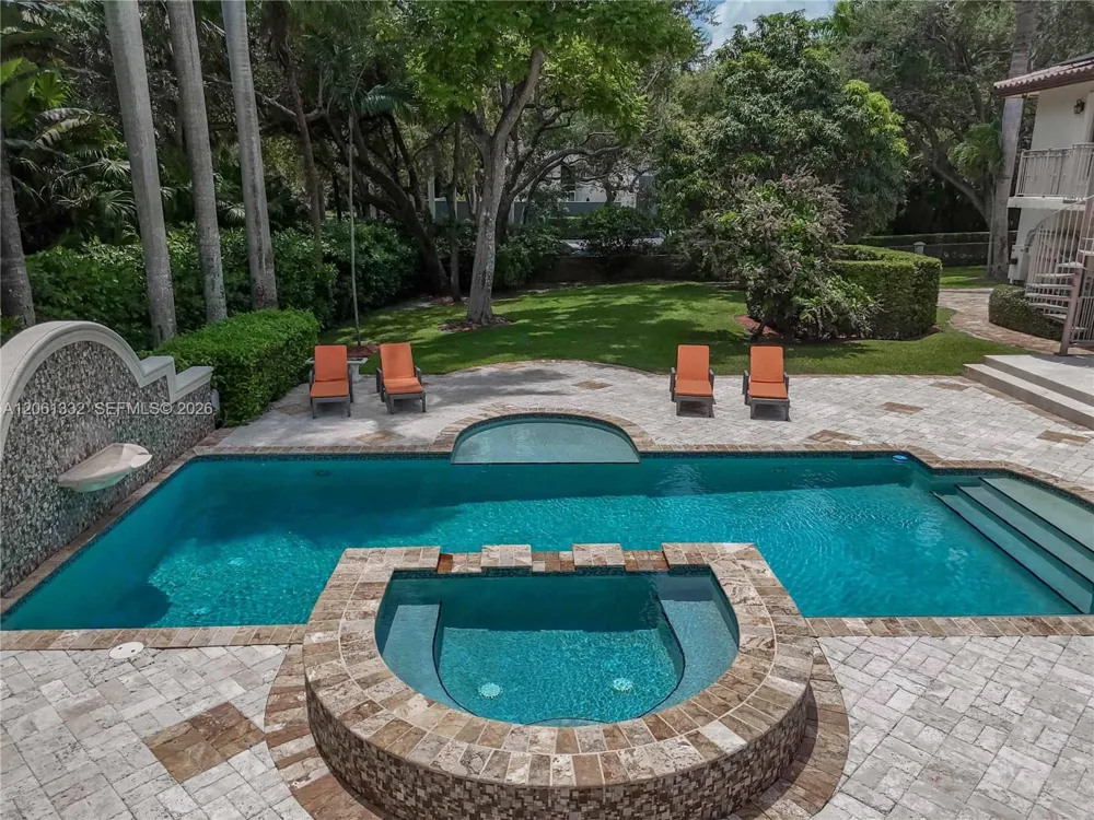 9501 Kerwood Ct Coral Gables, FL 33156
