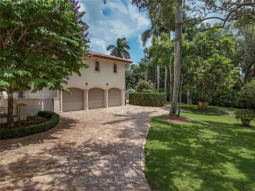 9501 Kerwood Ct Coral Gables, FL 33156