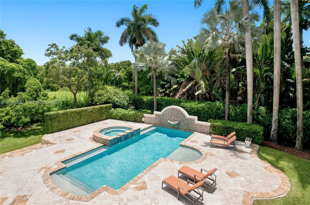 9501 Kerwood Ct Coral Gables, FL 33156