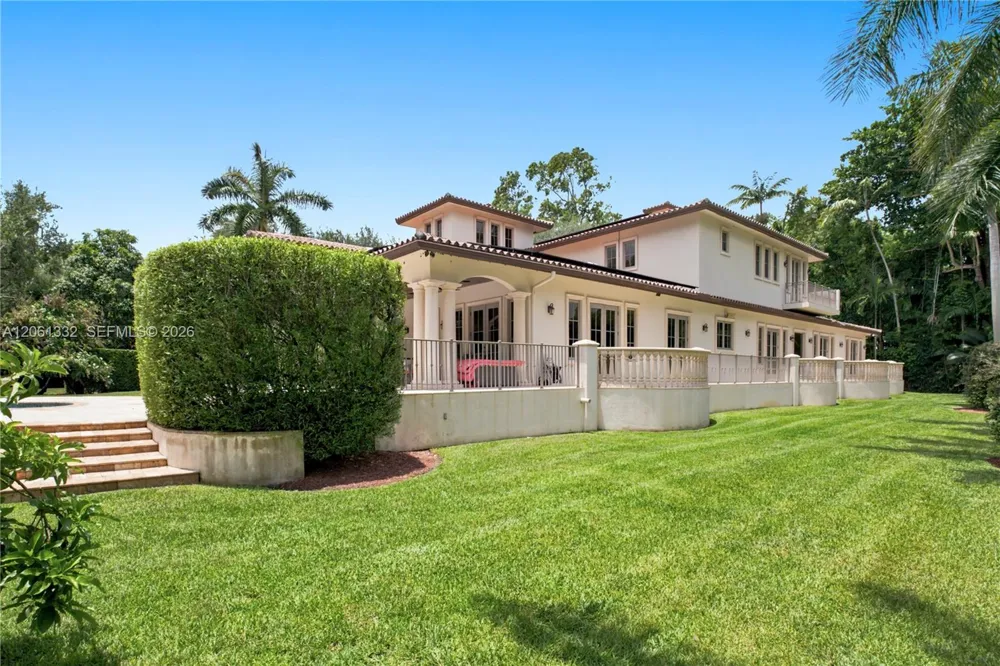9501 Kerwood Ct Coral Gables, FL 33156