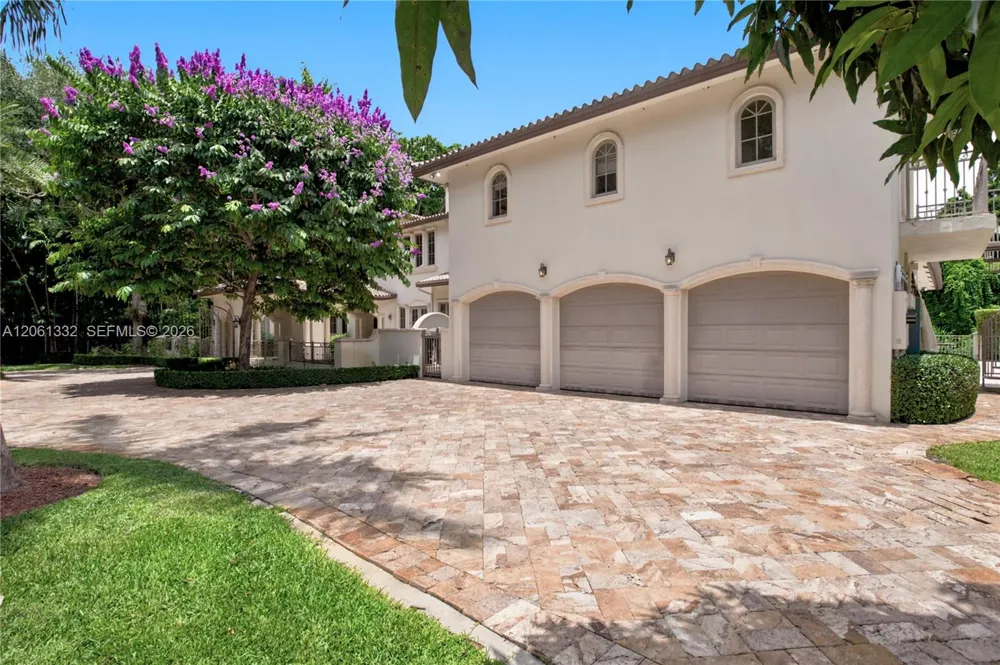 9501 Kerwood Ct Coral Gables, FL 33156