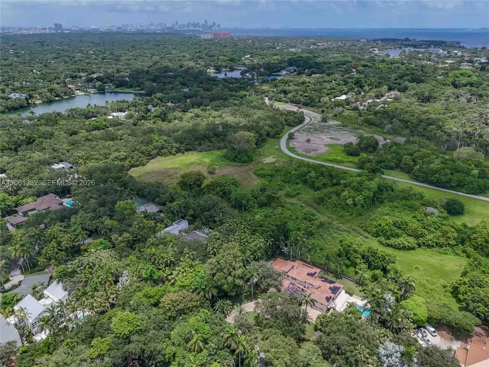 9501 Kerwood Ct Coral Gables, FL 33156