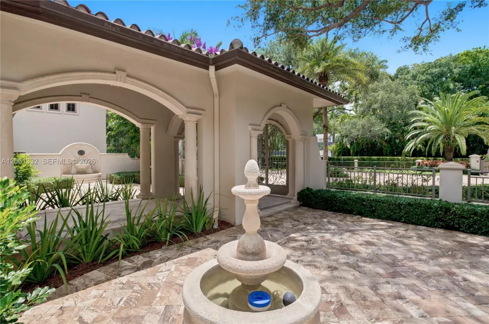 9501 Kerwood Ct Coral Gables, FL 33156