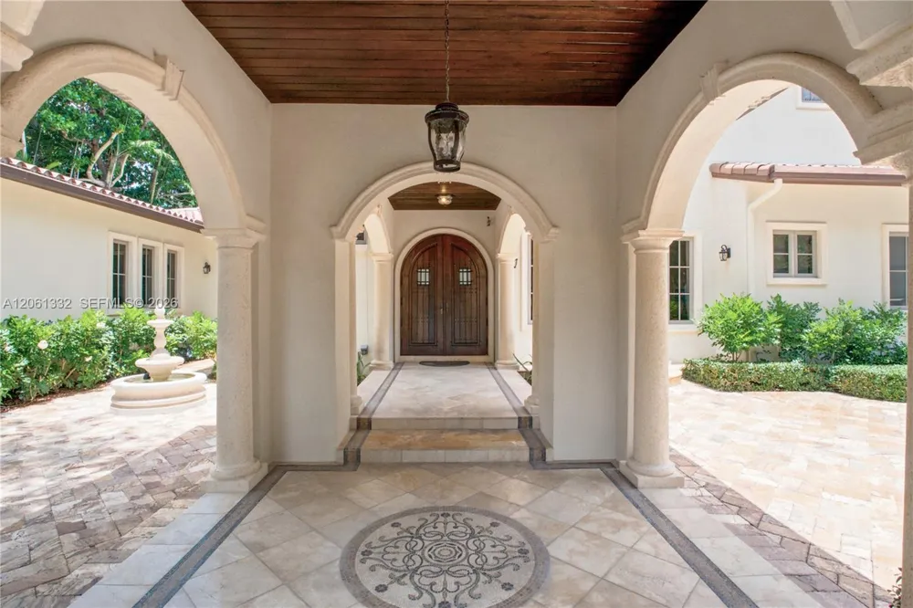 9501 Kerwood Ct Coral Gables, FL 33156