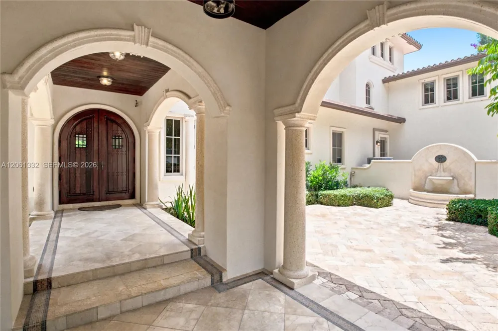 9501 Kerwood Ct Coral Gables, FL 33156