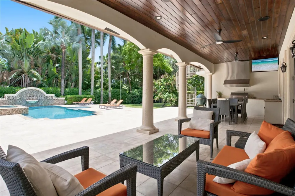 9501 Kerwood Ct Coral Gables, FL 33156