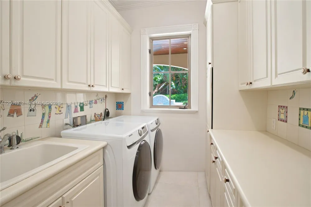 9501 Kerwood Ct Coral Gables, FL 33156