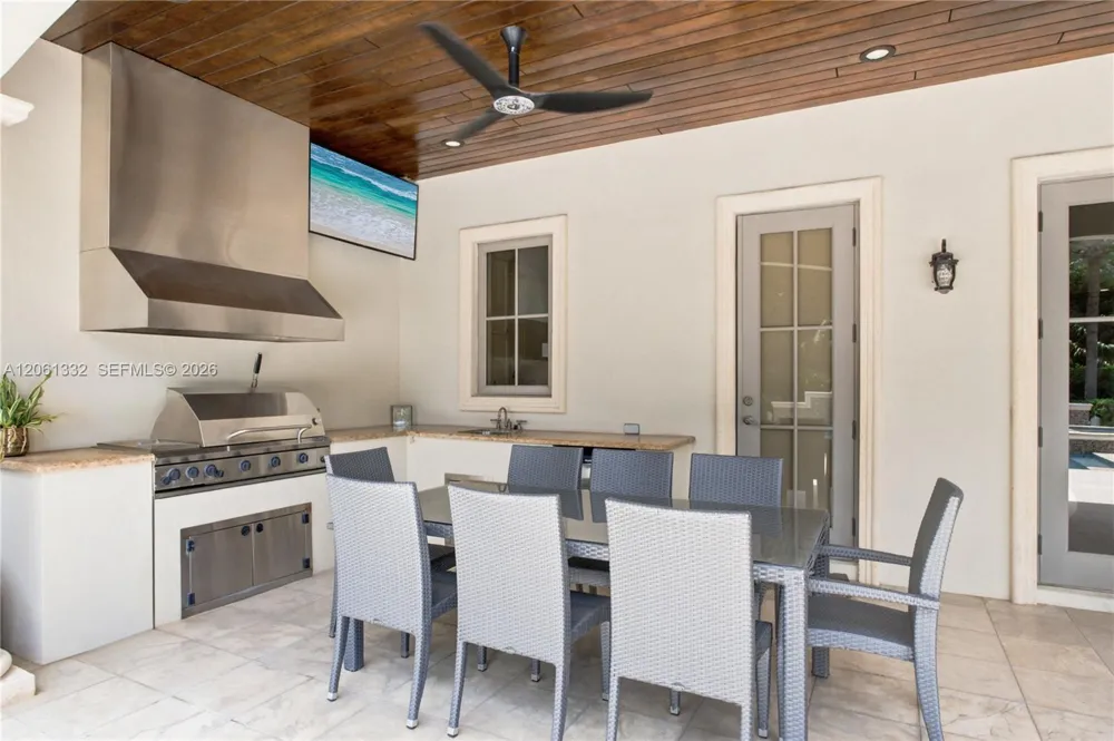 9501 Kerwood Ct Coral Gables, FL 33156
