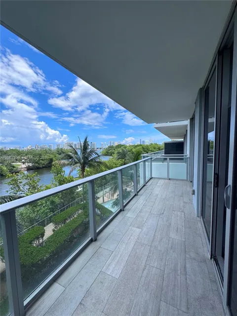 16385 Biscayne Blvd #305