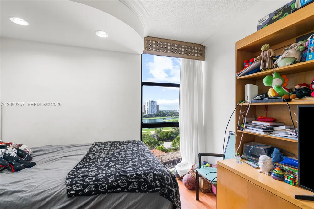 20281 E Country Club Dr #909 Aventura, FL 33180