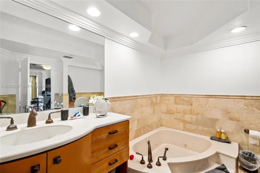 20281 E Country Club Dr #909 Aventura, FL 33180