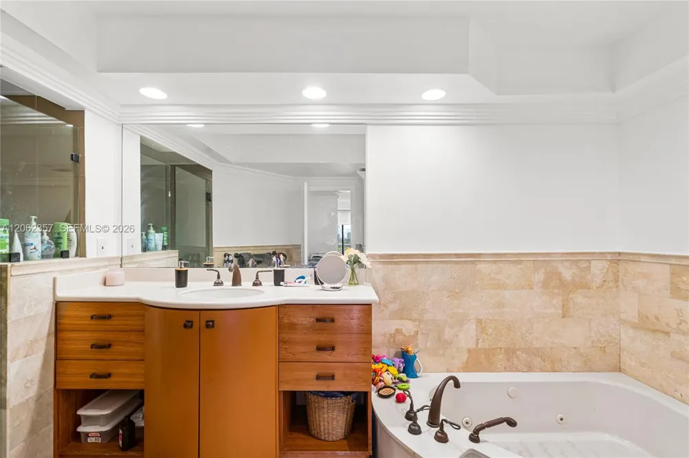 20281 E Country Club Dr #909 Aventura, FL 33180
