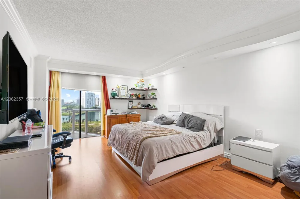 20281 E Country Club Dr #909 Aventura, FL 33180