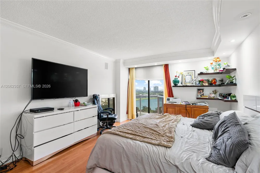 20281 E Country Club Dr #909 Aventura, FL 33180