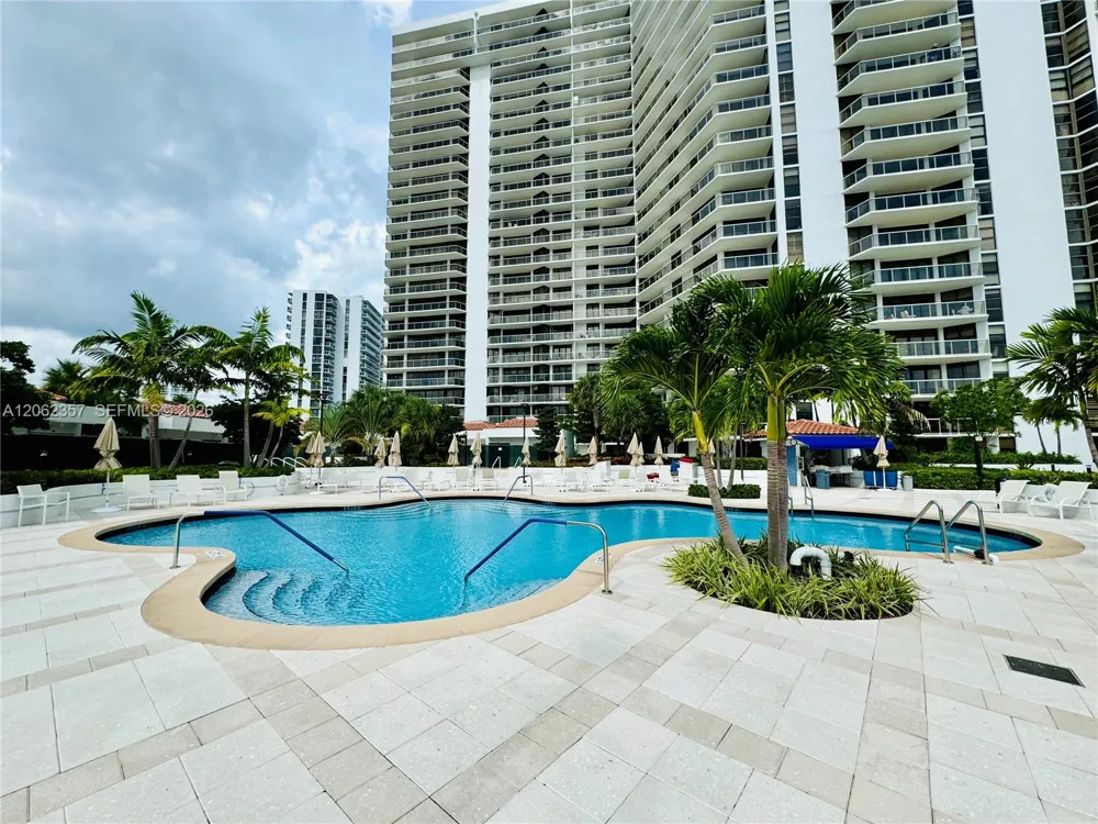 20281 E Country Club Dr #909 Aventura, FL 33180