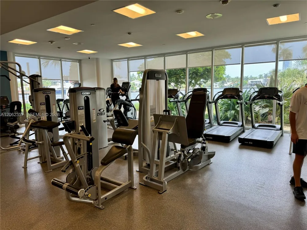 20281 E Country Club Dr #909 Aventura, FL 33180