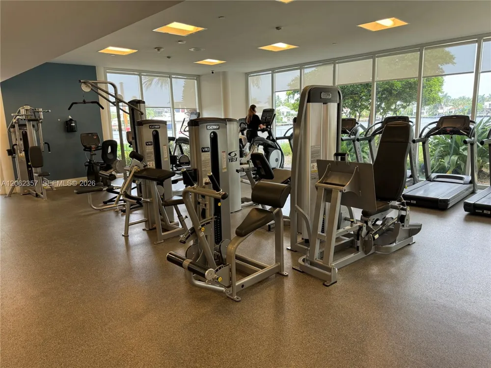20281 E Country Club Dr #909 Aventura, FL 33180