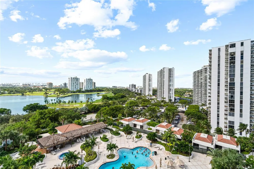 20281 E Country Club Dr #909 Aventura, FL 33180
