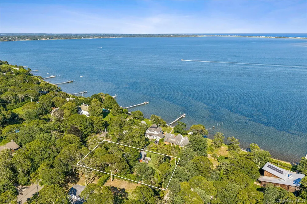 172 Bay Avenue E Hampton Bays, NY 11946