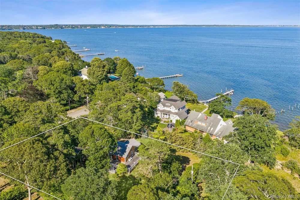 172 Bay Avenue E Hampton Bays, NY 11946