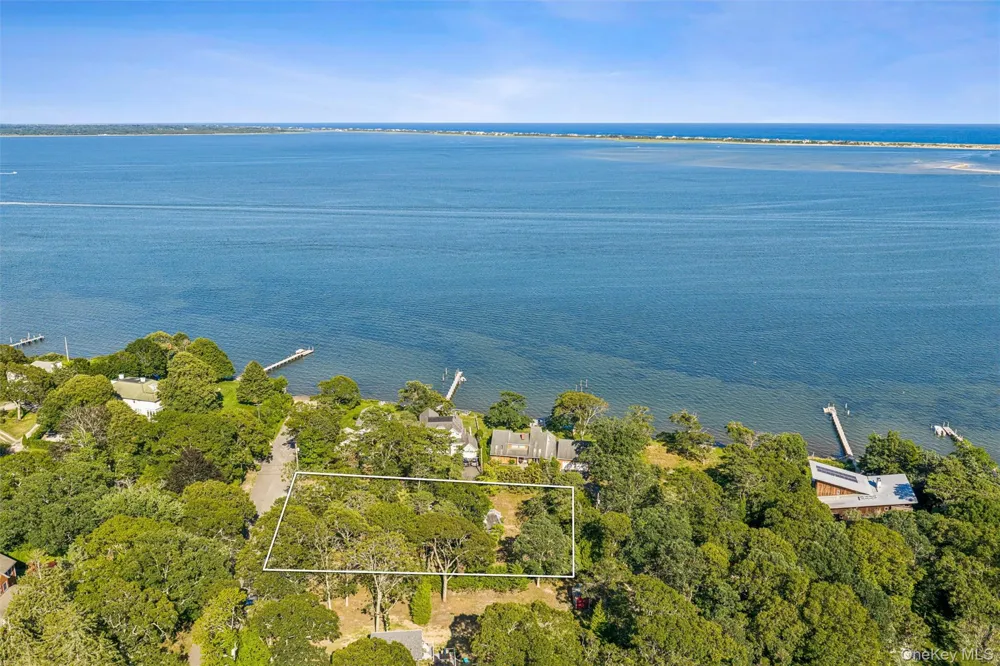 172 Bay Avenue E Hampton Bays, NY 11946