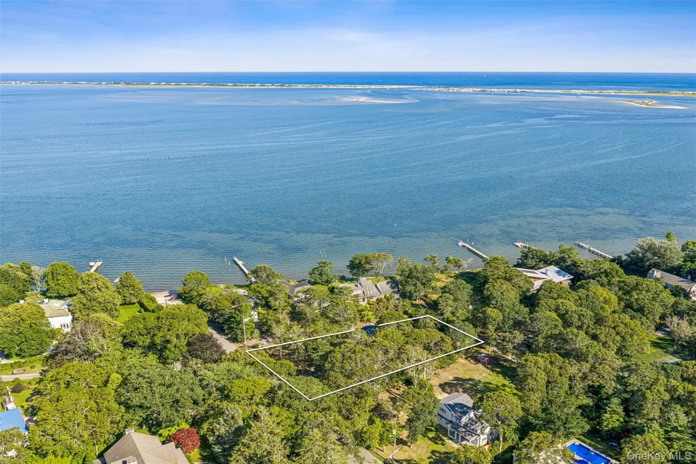 172 Bay Avenue E Hampton Bays, NY 11946