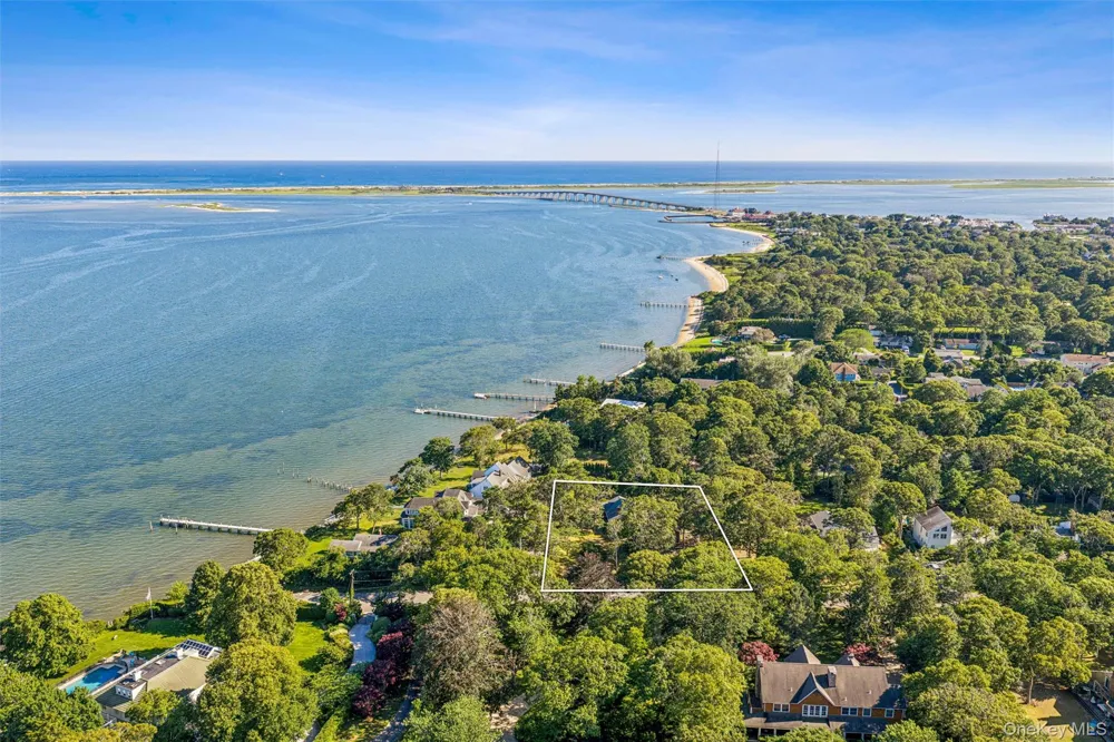172 Bay Avenue E Hampton Bays, NY 11946