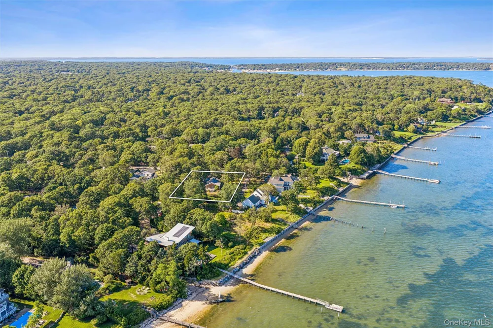 172 Bay Avenue E Hampton Bays, NY 11946
