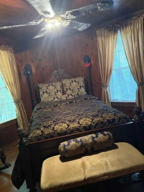 20 S. Scruggs St. Mountain City, GA 30562