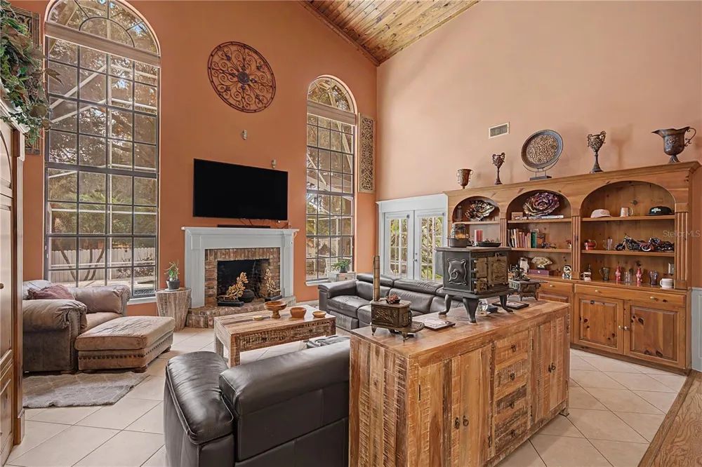 2004 OAKWOOD KNOLL COURT Valrico, FL 33596