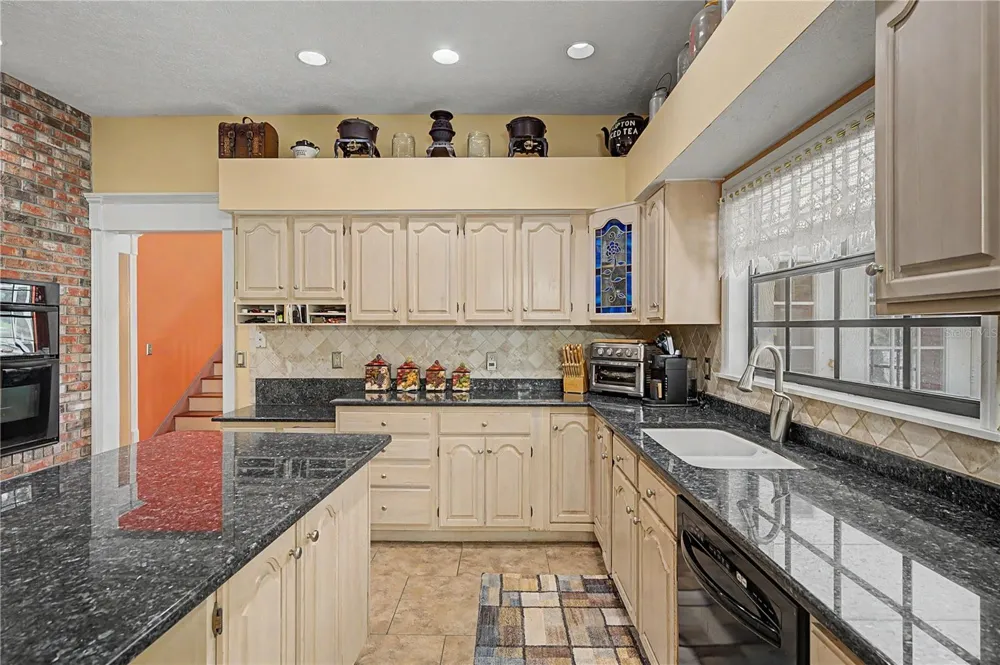 2004 OAKWOOD KNOLL COURT Valrico, FL 33596