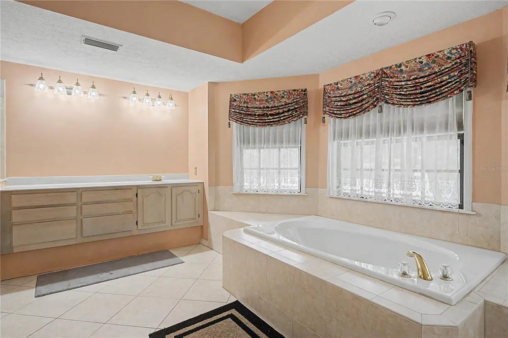 2004 OAKWOOD KNOLL COURT Valrico, FL 33596