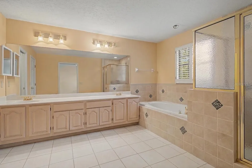 2004 OAKWOOD KNOLL COURT Valrico, FL 33596