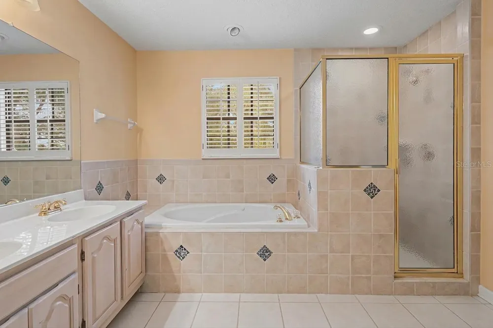 2004 OAKWOOD KNOLL COURT Valrico, FL 33596