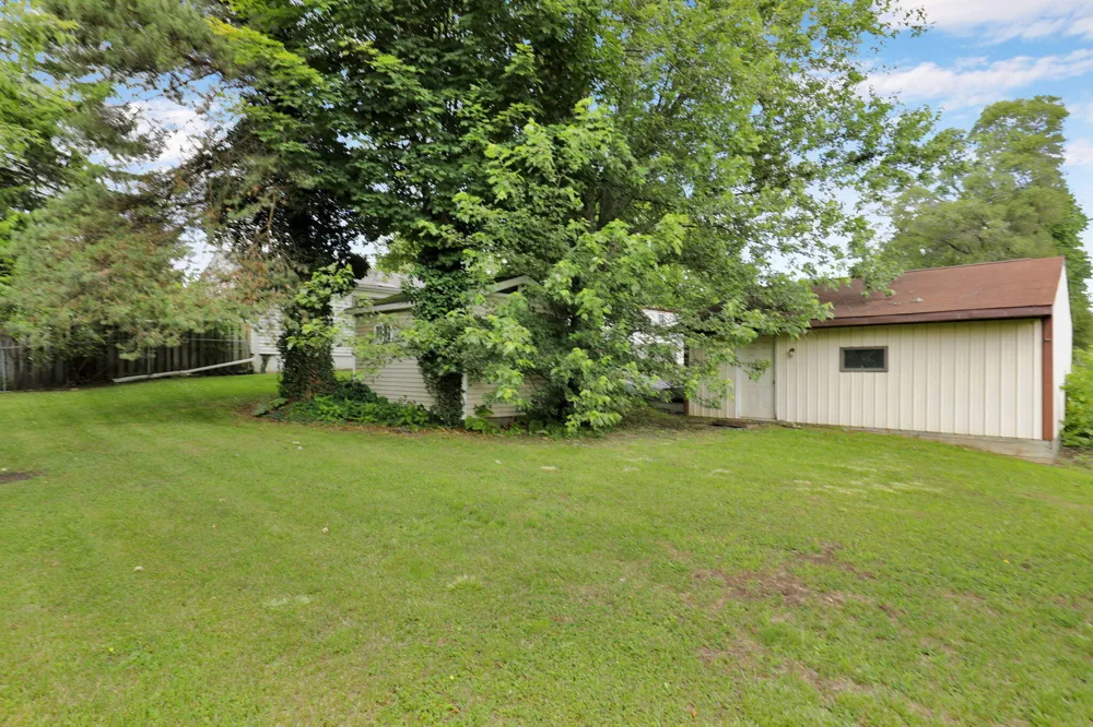 4627 Lowcroft Avenue Lansing, MI 48910