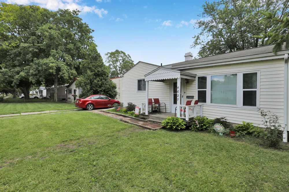 4627 Lowcroft Avenue Lansing, MI 48910