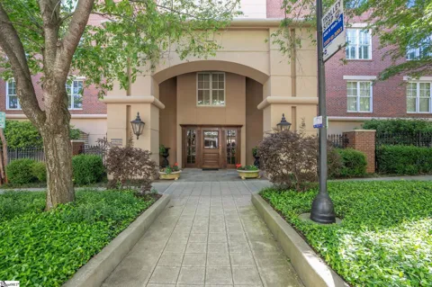 400 Main Street #Apt 202