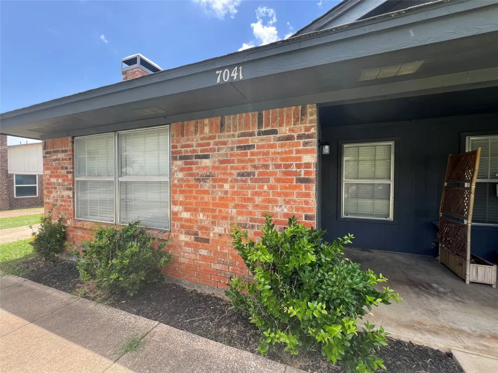7041 Crosstimbers Lane North Richland Hills, TX 76182
