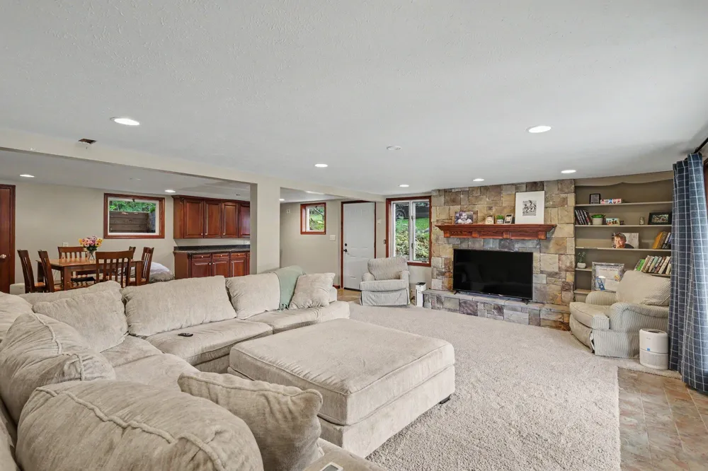 6380 Oak Ridge Drive Jonesville, MI 49250