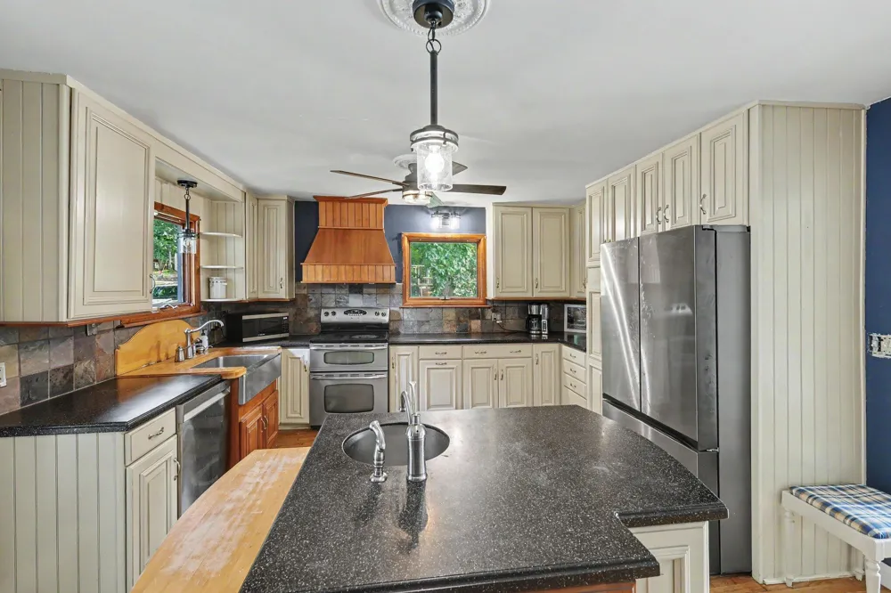 6380 Oak Ridge Drive Jonesville, MI 49250
