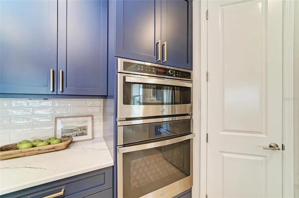 8079 SLIPWAY DR Sarasota, FL 34240