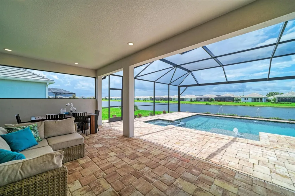 8079 SLIPWAY DR Sarasota, FL 34240