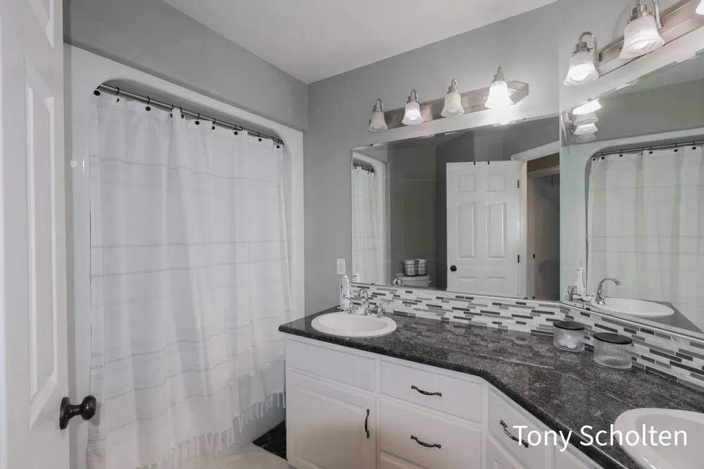 6054 Summerhill Drive Hudsonville, MI 49426