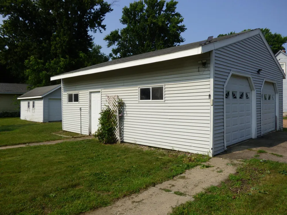 2 S Maple Avenue Le Center, MN 56057