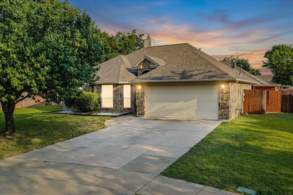 521 Acorn Court Saginaw, TX 76179