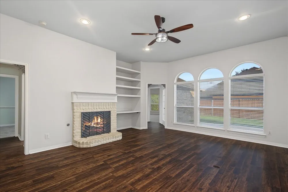 521 Acorn Court Saginaw, TX 76179