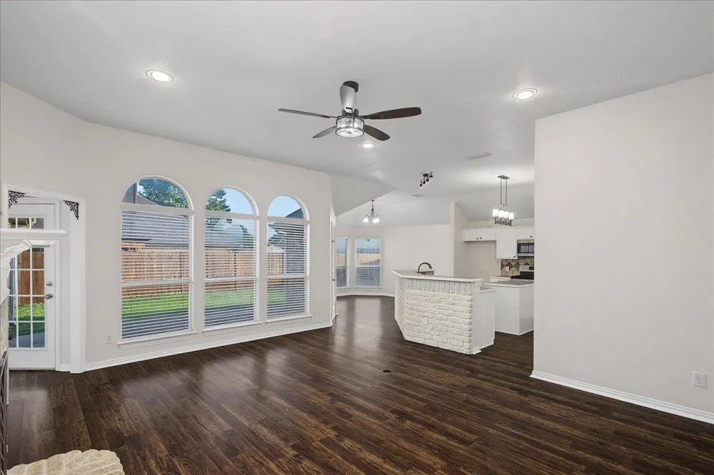 521 Acorn Court Saginaw, TX 76179