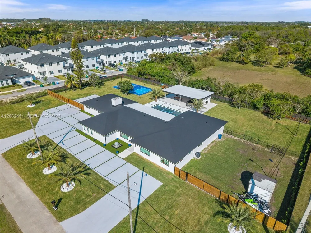 12425 SW 226th St Miami, FL 33170